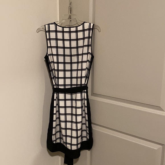 Black and White belted sleeveless dress - Picture 2 of 3